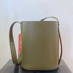 Italic — Phoebe Leather Bucket Bag in light gold/fatigue color